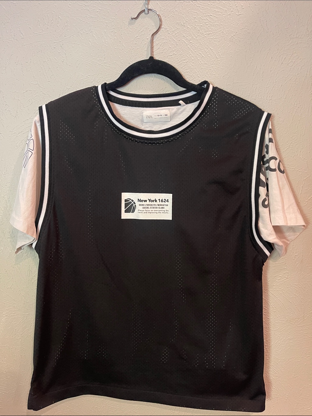 Zara Black Mesh Layered Tee With Cream Sleeves. New York 1624. Boys Large (14).